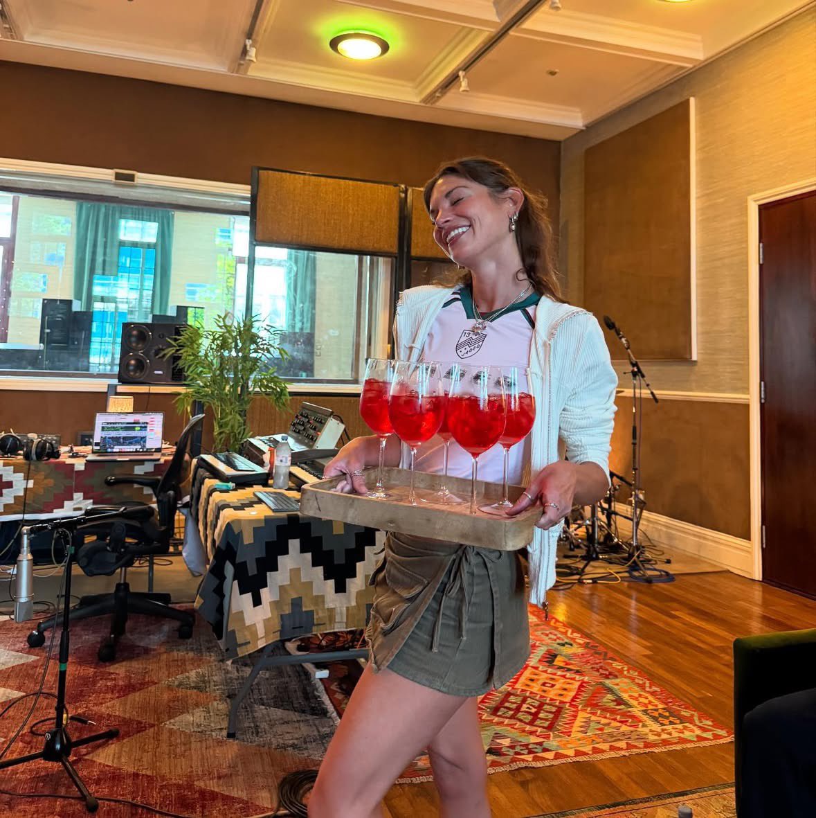 dualipacentral_'s tweet image. DUA LIPA NO ESTÚDIO 🎙️🎹
Dua postou fotos em estúdio na presença de Amy Allen e Tommy Baxter.
Amy é conhecida compositora que já trabalhou com Sabrina Carpenter e Harry Styles. Tommy trabalhou previamente com Dua Lipa na faixa “Hotter Than Hell”.
DL4 is coming?!