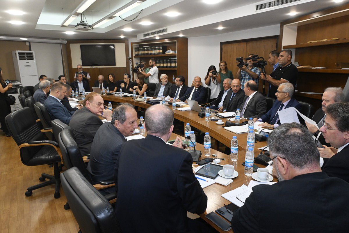 #كنعان يعلن اقرار قانون إصلاح المصارف في لجنة المال والموازنة بعد جلسة ٦ ساعات ويذكّر بتوصية اللجنة للحكومة في أيار الماضي باحالة قانون الانتظام المالي واستعادة الودائع وهو ما لم تقم به الحكومة حتى الآن