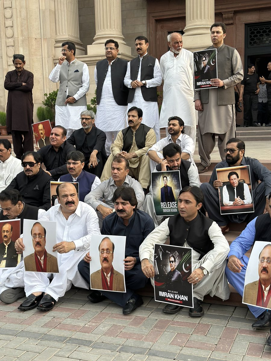IKTodayPk's tweet image. پنجاب اسمبلی کے باہر چئیرمین عمران خان سے ملاقاتوں پر پابندی ، اپوزیشن لیڈر ملک احمد خان بھچر ، سمیت سیاسی لیڈرشپ کی ناقانونی سزاؤں کے خلاف احتجاج۔۔

بے قصور بے قصور احمد بھچر بے قصور