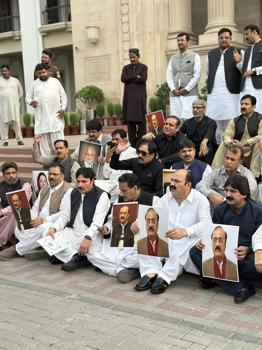 IKTodayPk's tweet image. پنجاب اسمبلی کے باہر چئیرمین عمران خان سے ملاقاتوں پر پابندی ، اپوزیشن لیڈر ملک احمد خان بھچر ، سمیت سیاسی لیڈرشپ کی ناقانونی سزاؤں کے خلاف احتجاج۔۔

بے قصور بے قصور احمد بھچر بے قصور