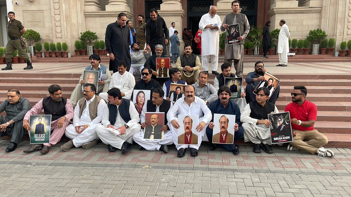 IKTodayPk's tweet image. پنجاب اسمبلی کے باہر چئیرمین عمران خان سے ملاقاتوں پر پابندی ، اپوزیشن لیڈر ملک احمد خان بھچر ، سمیت سیاسی لیڈرشپ کی ناقانونی سزاؤں کے خلاف احتجاج۔۔

بے قصور بے قصور احمد بھچر بے قصور