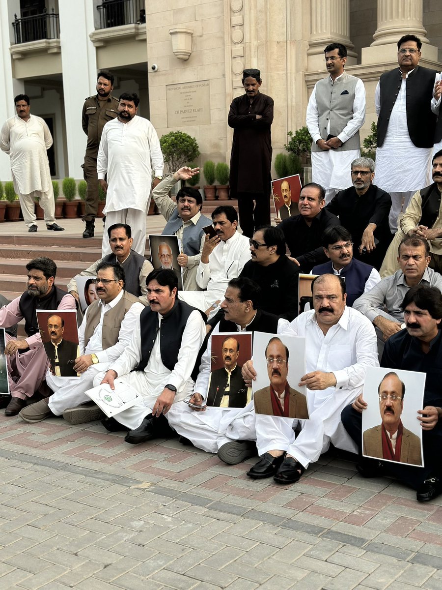 IKTodayPk's tweet image. پنجاب اسمبلی کے باہر چئیرمین عمران خان سے ملاقاتوں پر پابندی ، اپوزیشن لیڈر ملک احمد خان بھچر ، سمیت سیاسی لیڈرشپ کی ناقانونی سزاؤں کے خلاف احتجاج۔۔

بے قصور بے قصور احمد بھچر بے قصور