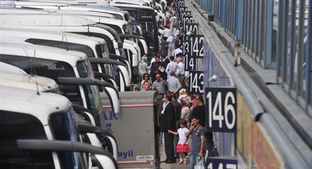 Esenler otogarında Hareketlilik var Dayım köye gidiyor.
