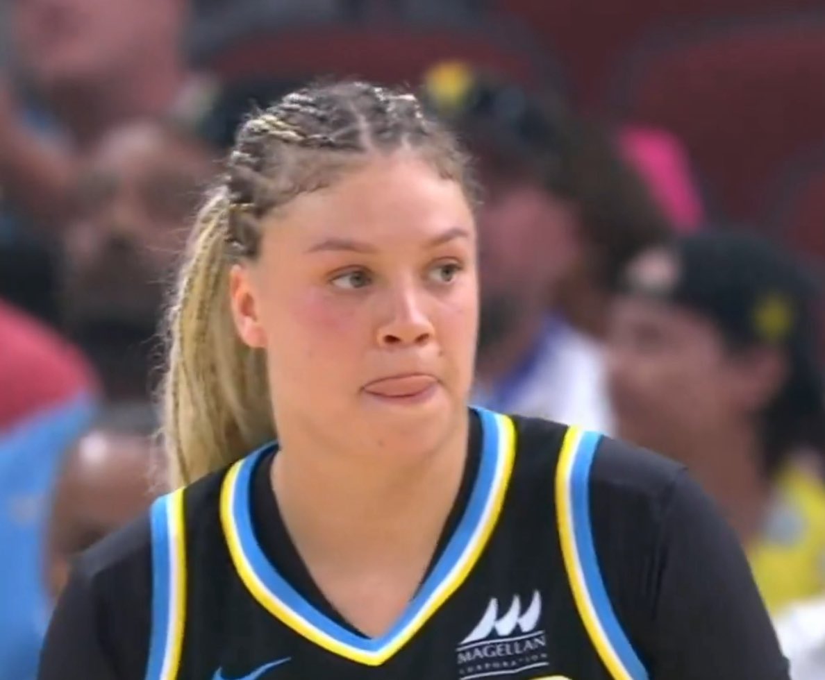 TheDribble_XLIV's tweet image. Breaking *
Chicago Rachel Banham’s game vs Fever has WNBA Fans asking the question:
“Is the Sky’s Point/Forward offense create impressive statistical numbers for one player but at the expense for every other player?”
Banham
• 26 points
• 5 assists
• 6/11 3PM
• 8/15 FG