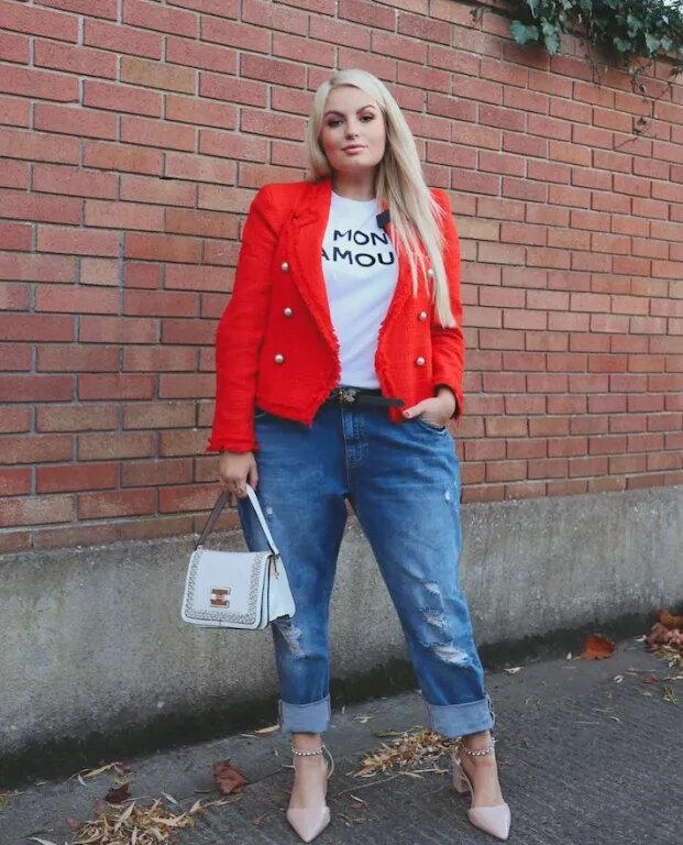 TufaniHoney's tweet image. Red, crisp, and confident. 🔴👖👜   Bold blazer, rolled denim, pointed heels—an outfit that says “Mon Amour” with style and stance.

Street chic with a wink of Paris.

#OOTD #BoldInRed #DenimEdit #StreetStyle #EffortlessCool