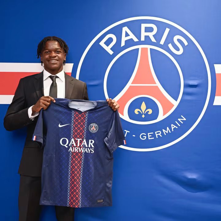 LMDPSG's tweet image. 🚨 C’EST FAIT ! Quentin Ndjantou 🇫🇷 signe son tout premier contrat professionnel avec le PSG ! ✍️❤️💙
🗞️ @PSG_inside