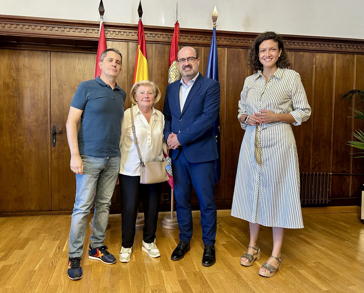 Ayto. de Ponferrada (@aytoponferrada) on Twitter photo Mario Tascón, pionero ponferradino de la transformación digital dará nombre al Centro de Innovación de la c/ Ancha. El alcalde y la concejal de Presidencia y F.Europeos <a href="/LidiaPCoca/">Lidia P. Coca</a> han recibido en el Ayto a Amalita Ruiz y Javier Tascón para comunicar esta nominación a la familia Mario Tascón, pionero ponferradino de la transformación digital dará nombre al Centro de Innovación de la c/ Ancha. El alcalde y la concejal de Presidencia y F.Europeos <a href="/LidiaPCoca/">Lidia P. Coca</a> han recibido en el Ayto a Amalita Ruiz y Javier Tascón para comunicar esta nominación a la familia