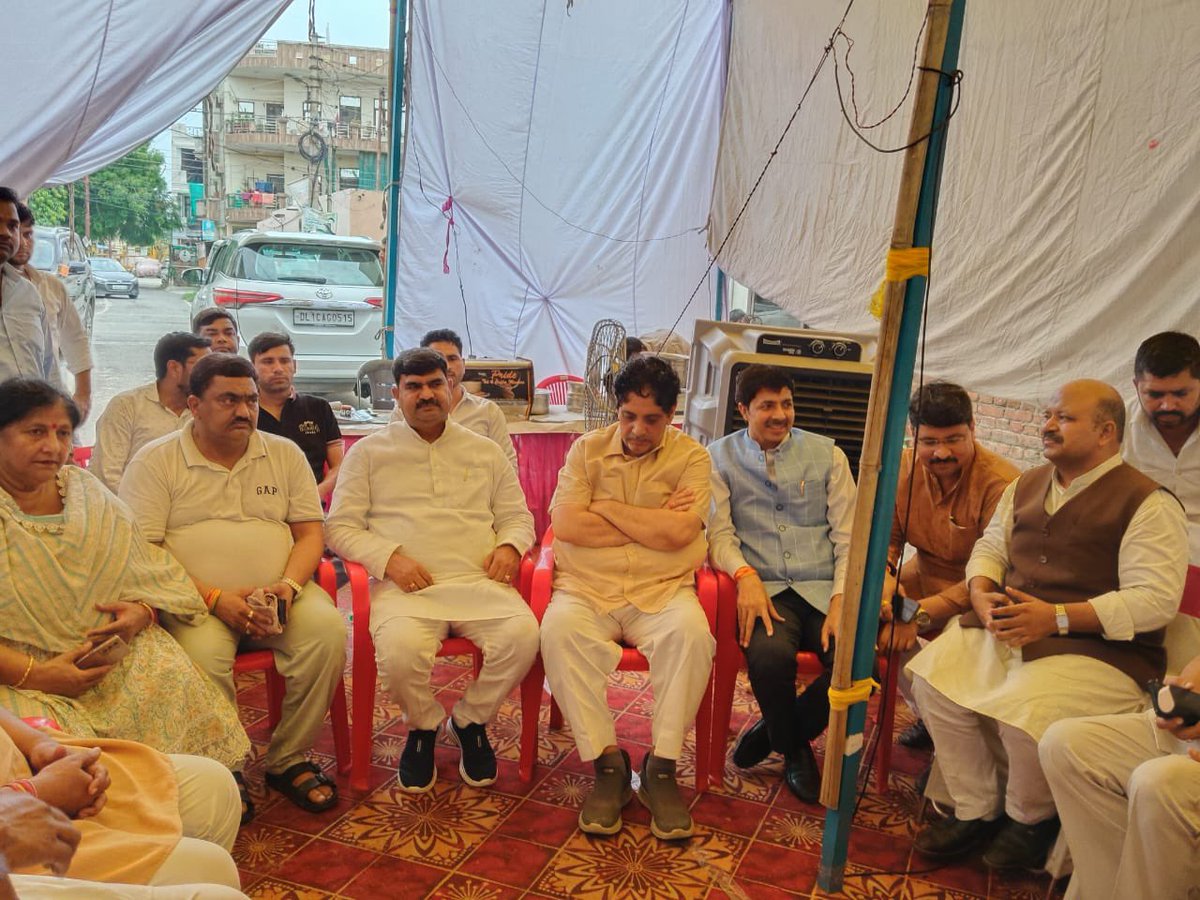 idharampalsingh's tweet image. आज गाजियाबाद जनपद में माननीय विधायक श्री अजीत पाल जी के पिता एवं पूर्व कैबिनेट मंत्री स्व. श्री राजपाल त्यागी जी के निधन के पश्चात्, आज उनके आवास पर पुष्पांजलि अर्पित कर परिवार को संवेदना प्रकट किया।
ईश्वर पुण्यात्मा को अपने श्री चरणों में स्थान दें।