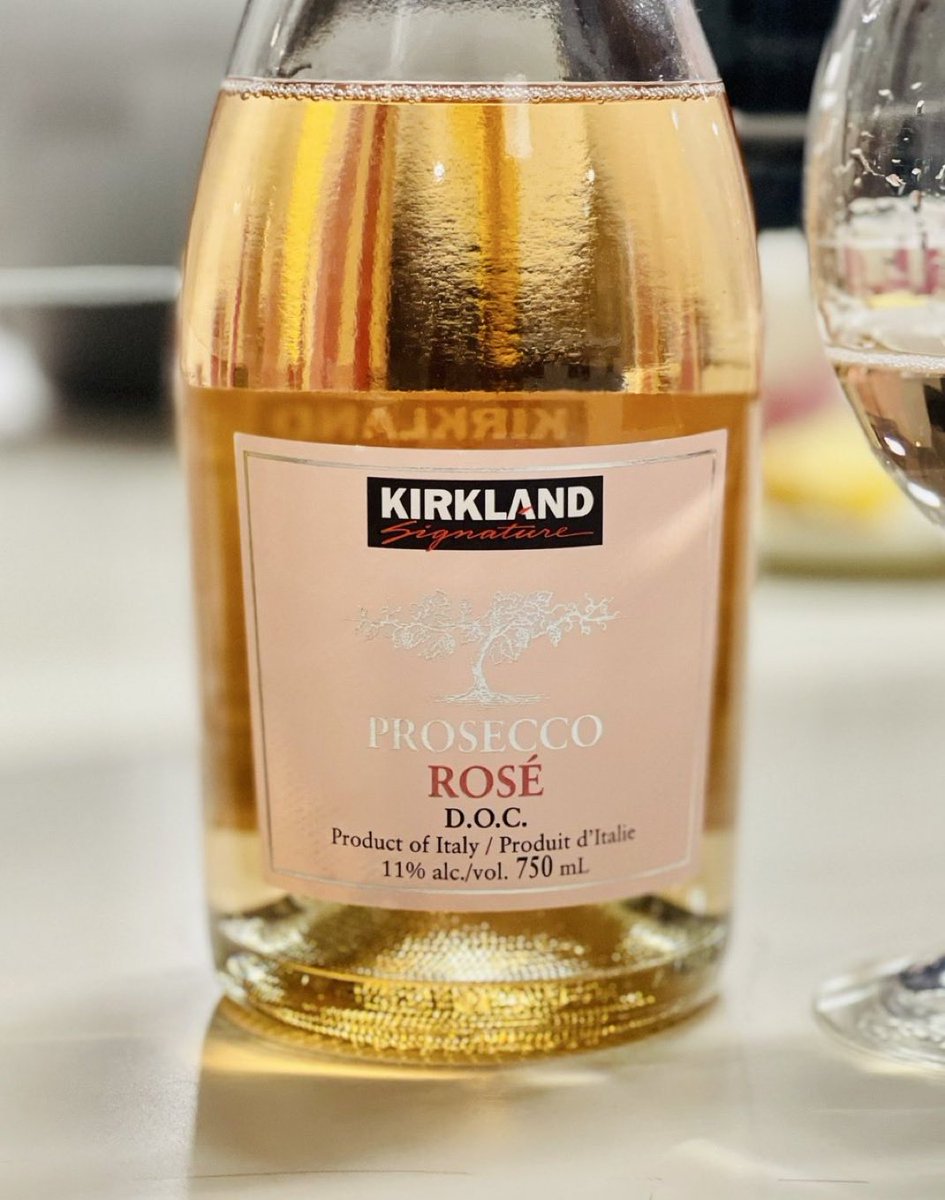 コストコで買えるこれからの季節に特におすすめしたいロゼのスパークリングワイン「カークランド プロセッコ ロゼ」。世界的に大人気のプロセッコですがロゼもやはり素晴らしい。コストコの「アンティパストバラエティパック」や「ミートラヴァーピザ」とも相性抜群。冷やしトマトにもよく合う。