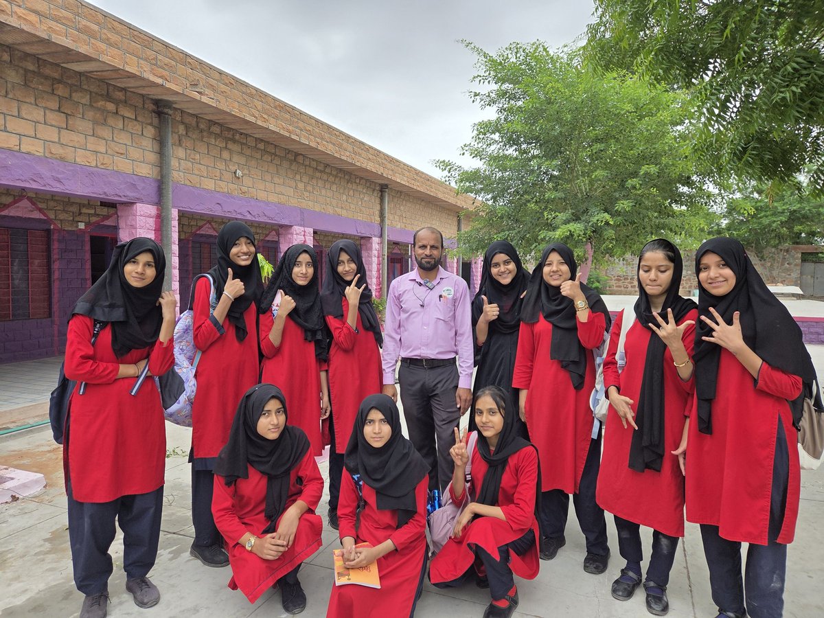gullyclasses's tweet image. 1/4 - Big news! 🎉 Gully Classes Foundation & Little Steps Academy teamed up on July 26, 2025, for a special sapling plantation drive in Basni Belima, Nagaur! 🌱 Under our #EkPedMaaKeNaam campaign, we're growing a greener future! #GullyClassesFoundation #LittleSteps #Nagaur