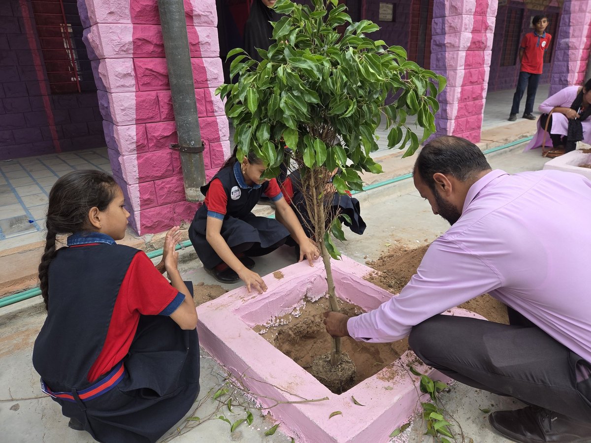 gullyclasses's tweet image. 1/4 - Big news! 🎉 Gully Classes Foundation & Little Steps Academy teamed up on July 26, 2025, for a special sapling plantation drive in Basni Belima, Nagaur! 🌱 Under our #EkPedMaaKeNaam campaign, we're growing a greener future! #GullyClassesFoundation #LittleSteps #Nagaur