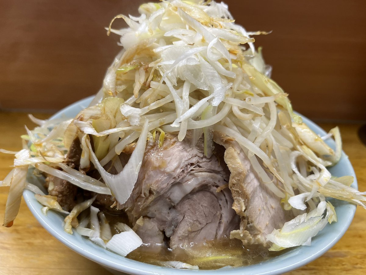 yasai2626's tweet image. ラーメン二郎 立川店
小ラーメン 麺半分 ネギ
オアシス…!こういうのでいいんだよ!!
22時まで営業は社畜にとってはありがたすぎます。やっぱり私にとって二郎は麺半分が最適解です。豚がゴロゴロ入ってて少し危なかった。
美味しかったです。ありがとうございました。