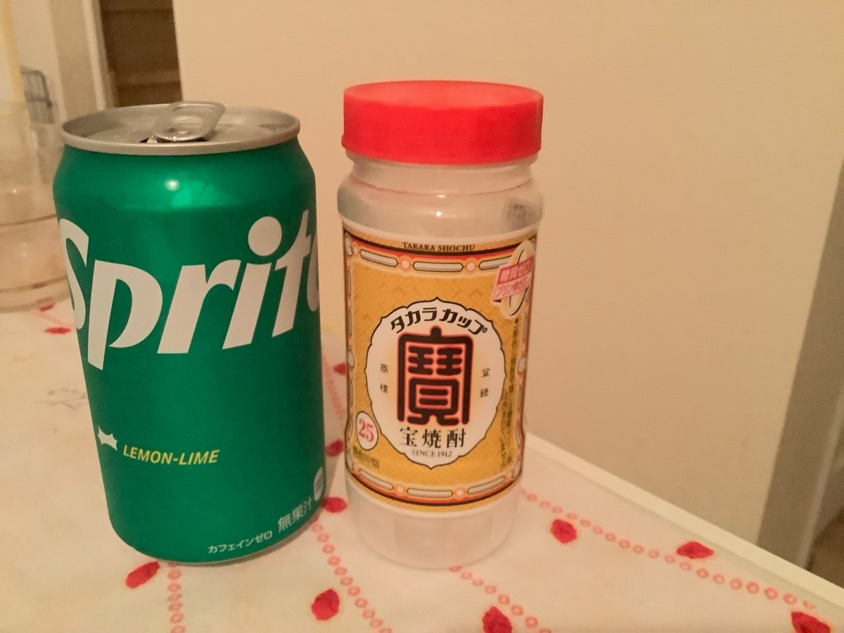 FortLinkRun's tweet image. 一昨日の土曜日、居酒屋さんからの帰りに多摩川河川敷まで散歩し、その足で自販機で買った「スプライト」。
先程まで開けておらず、さてどうしようか…
と考えていたら冷蔵庫に冷やした焼酎が🤭

という事でスプライトハイ？を作りました♪…