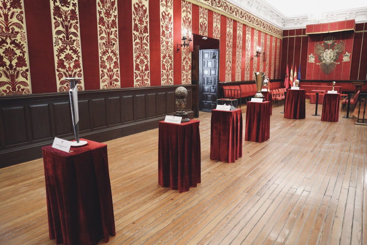 cvelazquezromo's tweet image. 🏆 #Toledo acoge una exposición única con algunos de los trofeos más emblemáticos del deporte español.

➕ La Copa del Mundo Femenina, la Copa del Mundo Masculina y la Eurocopa de fútbol comparten espacio con piezas históricas como la medalla de oro olímpica de Alberto Fernández…