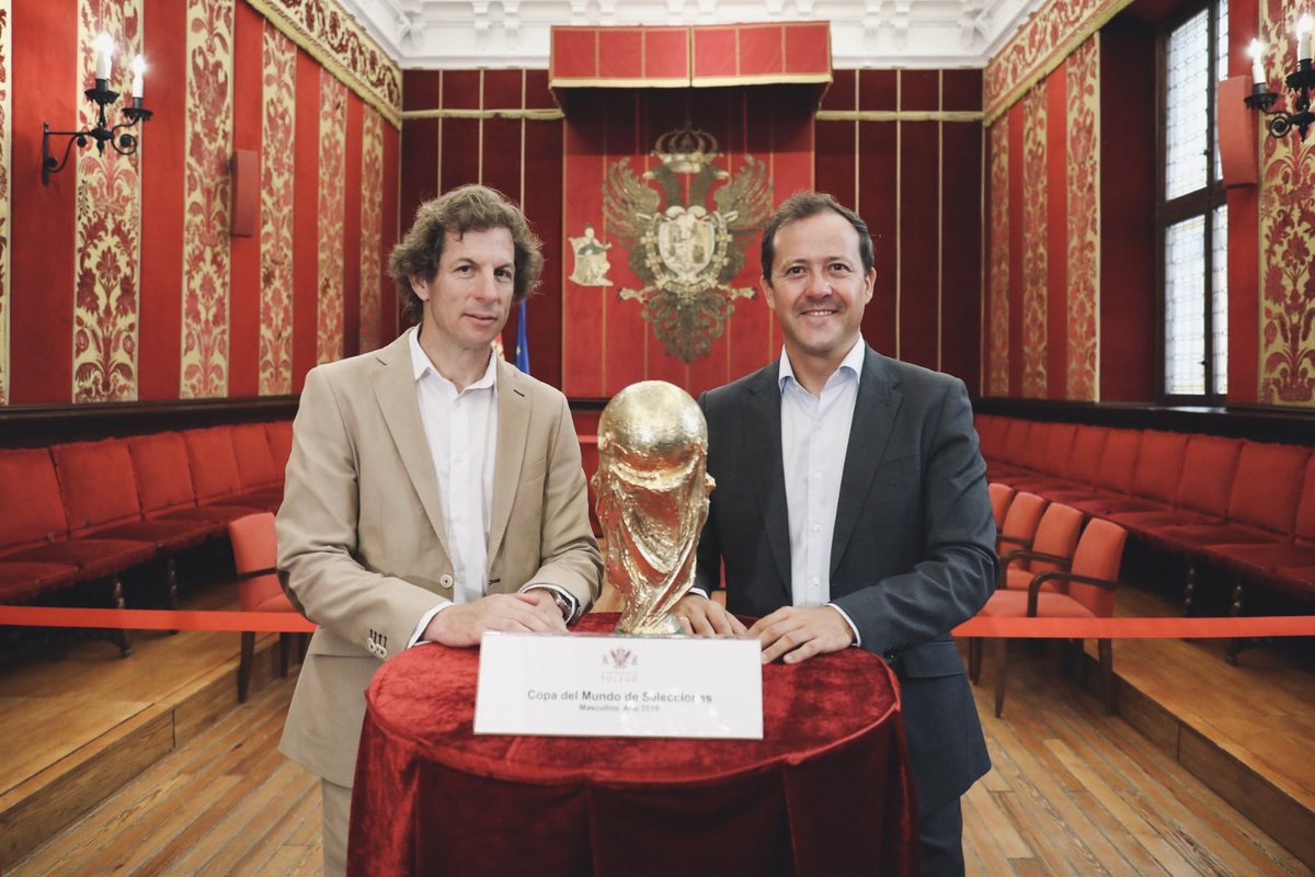 cvelazquezromo's tweet image. 🏆 #Toledo acoge una exposición única con algunos de los trofeos más emblemáticos del deporte español.

➕ La Copa del Mundo Femenina, la Copa del Mundo Masculina y la Eurocopa de fútbol comparten espacio con piezas históricas como la medalla de oro olímpica de Alberto Fernández…