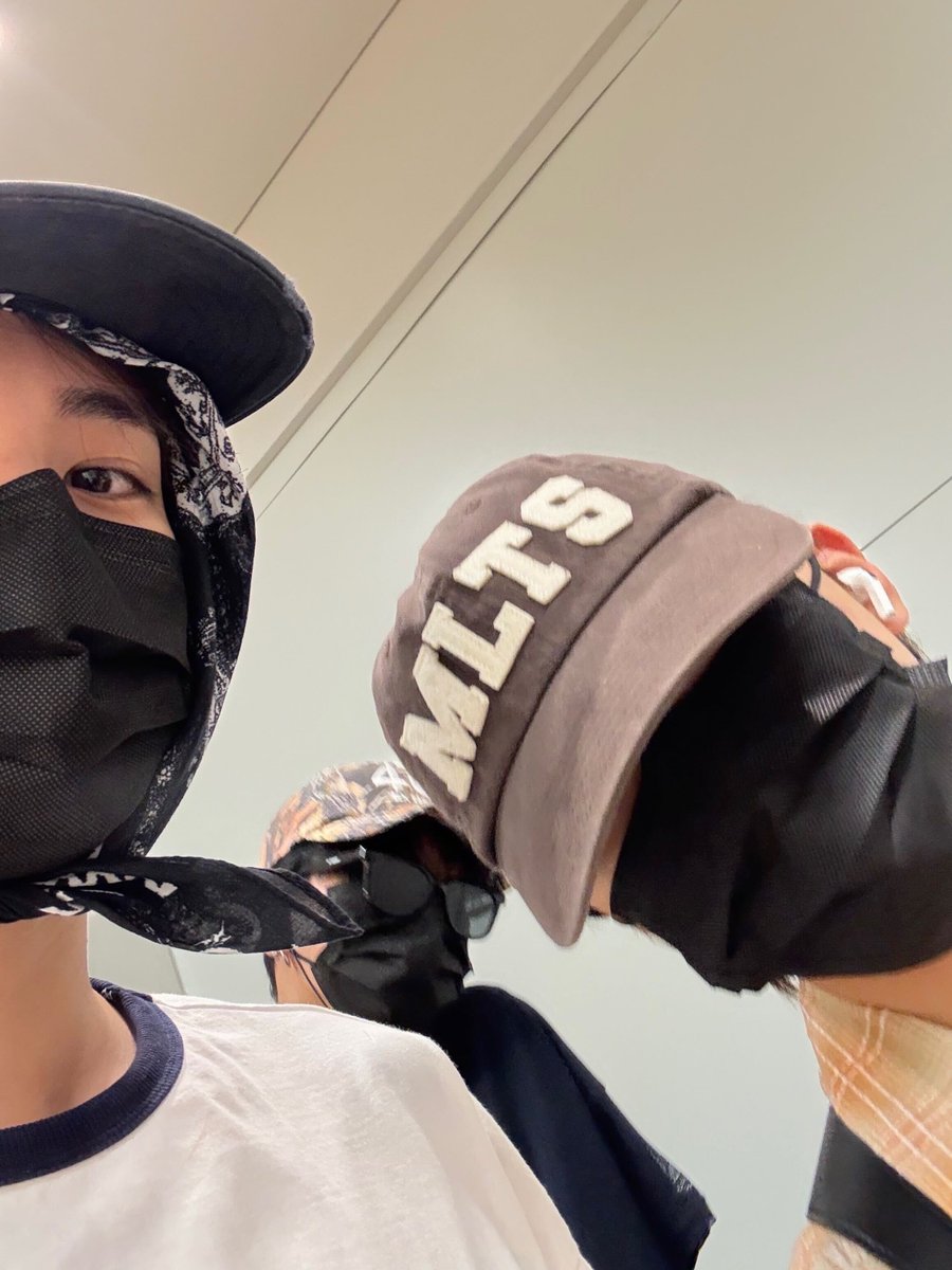forwoonhak's tweet image. leehan photo dump on weverse with woonhak in 4/5 of them, nunsarangz ♡