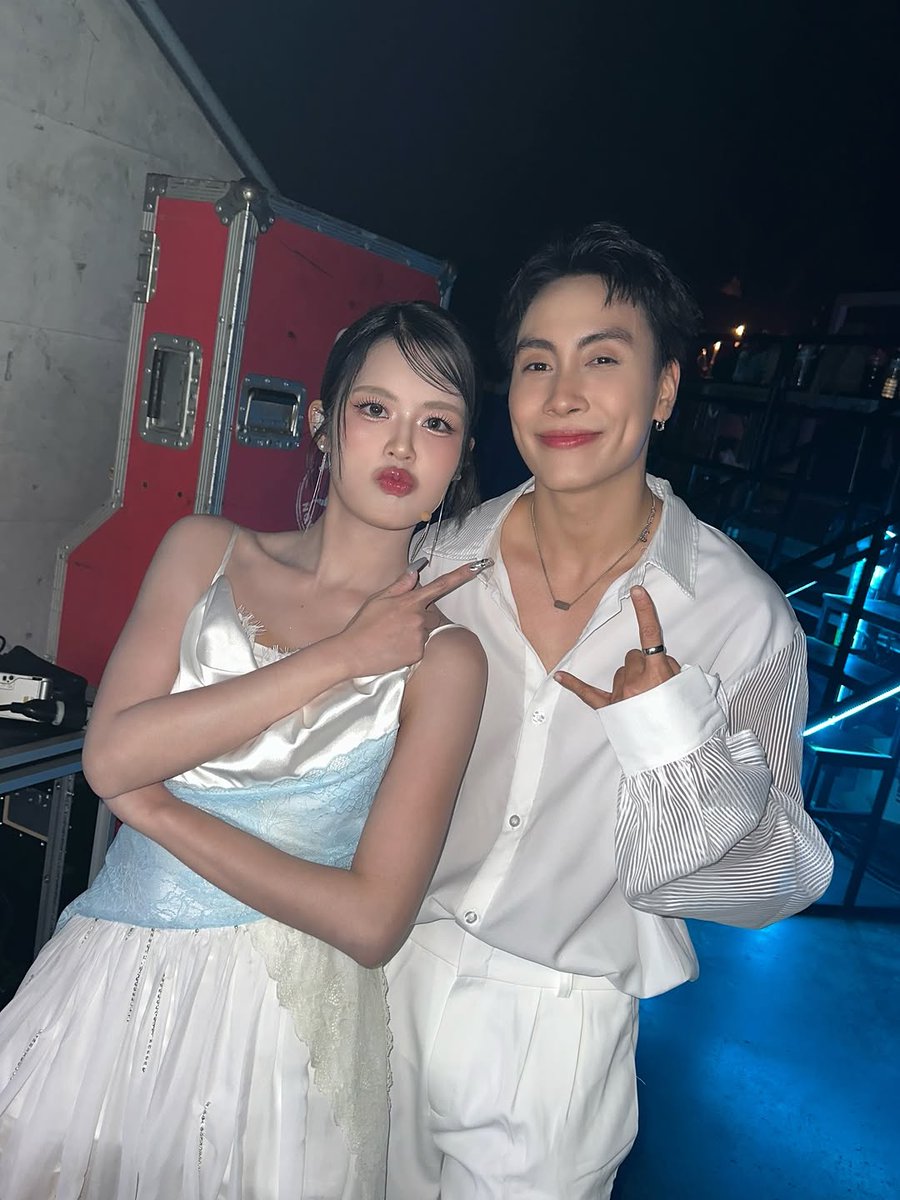 MOBYE_Fanbase's tweet photo. คนสวยมาลงรูปงาน #GlowupGlamupConcert มีถ่ายกับพี่เจมส์แดนเซอร์เพลง 5 A.M. กับช่วงซ้อมรันทรูเพลงนี้ด้วย

#MOBYE https://t.co/BaQEXLjCUY