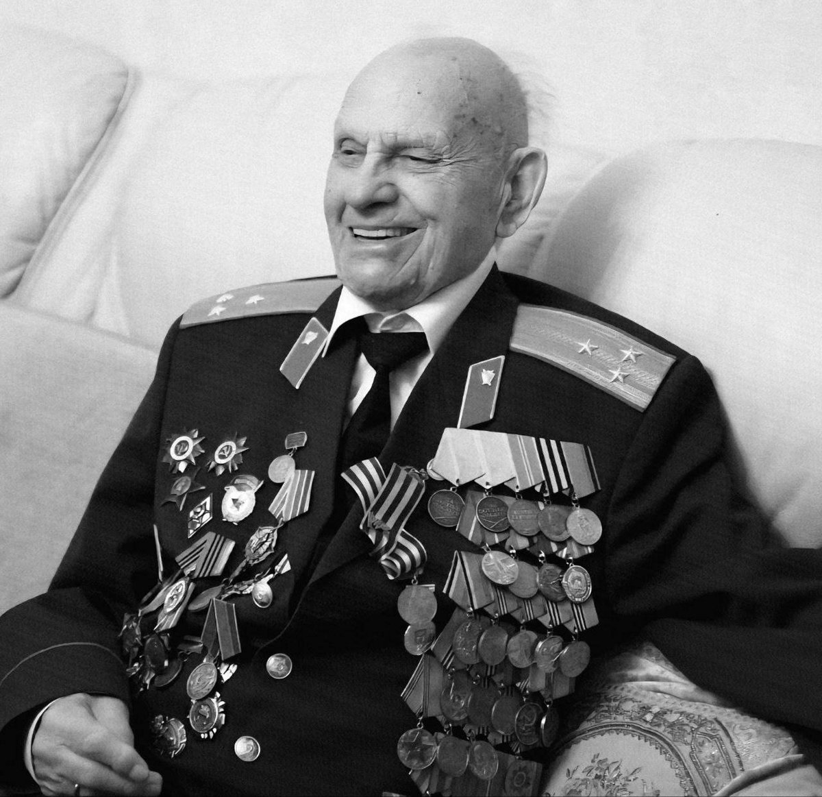 RTVIUS's tweet image. Умер ветеран, расписавшийся в 1945 году на Рейхстаге

Участник Великой Отечественной войны Спартак Сычев умер в день своего рождения — 28 июля ему исполнилось 102 года. Об этом сообщил губернатор Тверской области Игорь Руденя. Глава региона отметил, что во время Великой…