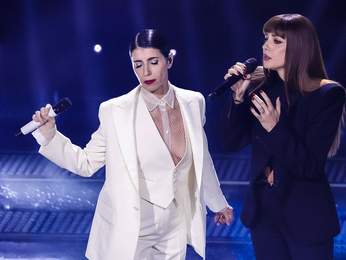 AndreaTrespi's tweet image. Carissima @NaliOfficial
Se in #MAIOSONOFUOCO non c&apos;è almeno una di queste due accoppiate partono cause legali, sappilo. ❤️