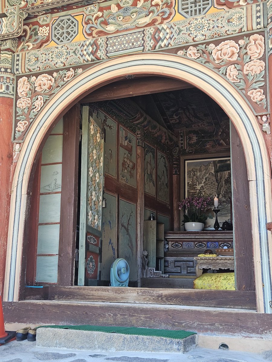 어제는 범어사에 갔는데요
아치문이 인상적입니다