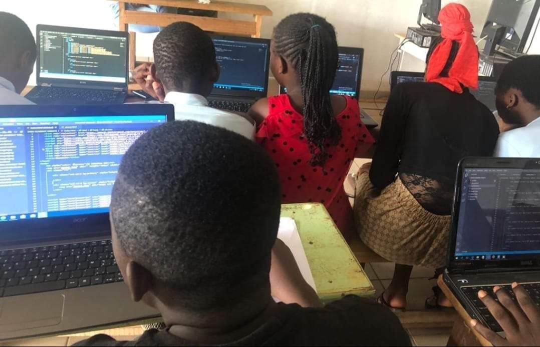 MimiMefoInfo's tweet image. Giiyo Tech, a tech startup based in Douala, is launching a fun and educational holiday bootcamp for kids and teens from August 4 to 29. The goal is to teach them important tech skills like coding, robotics, game creation, arts, and 3D design—skills that are often hard to access…