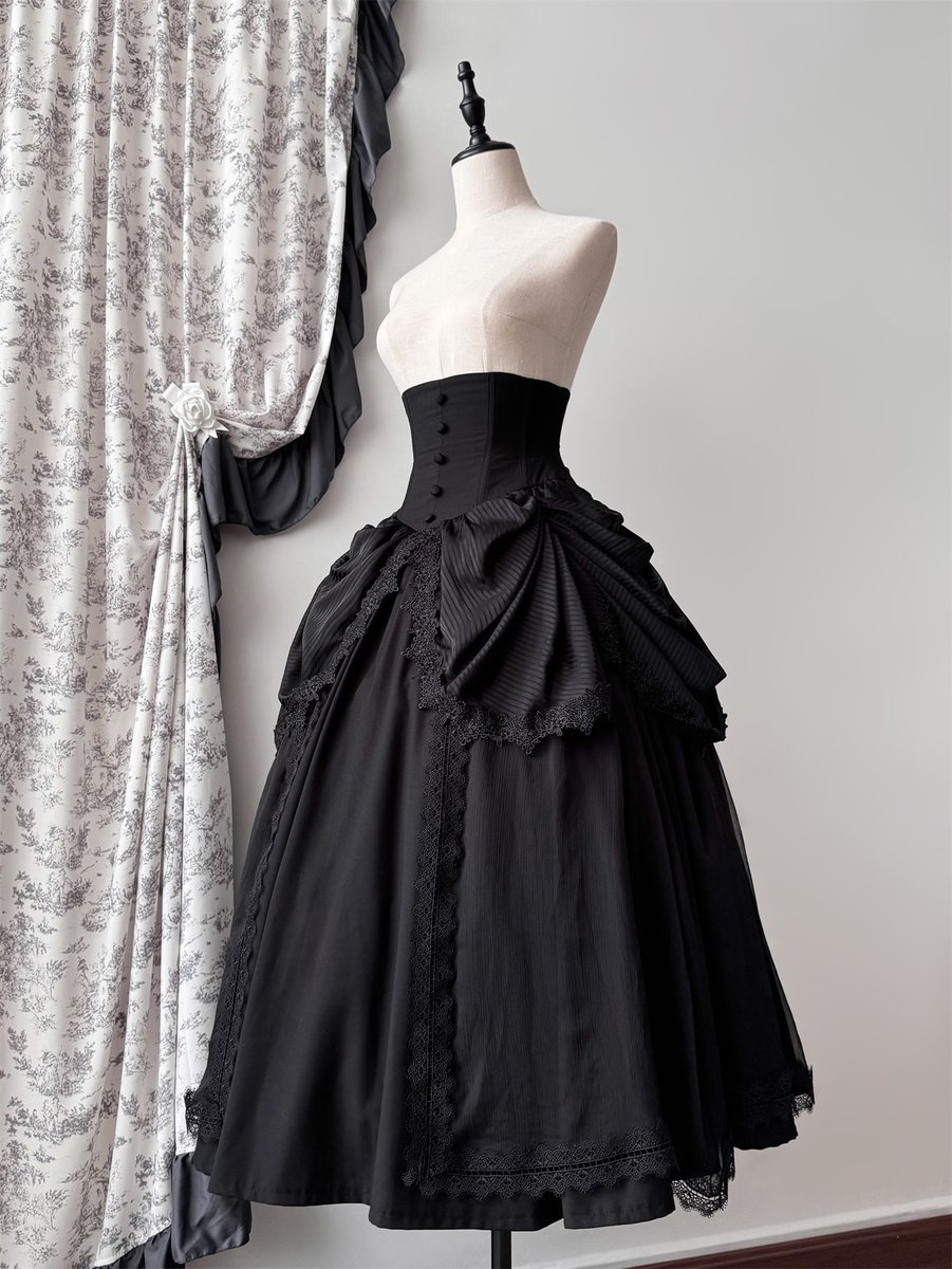 ManusxMachina's tweet image. 伯爵令嬢のコルセットスカート- Ver2（ブラック） 
manus-machina.com/collections/th… 
美しさと気品を兼ね備えた伯爵令嬢みたいに演出してくれるコルセットスカート。上品で洗練された雰囲気を醸し出し、高い品格を感じさせるヴィクトリアンスタイル。ウエストを引き締める高めのコルセットが特徴的。
