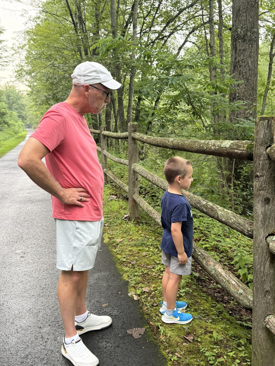 caryschmidt's tweet image. Took a walk with these monkey-heads and we found our beaver!!