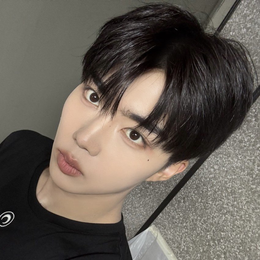 nyunyu5110's tweet image. 얼굴점이 하나님한테 뽀뽀 받은 자국, 전생에 사랑하는 사람한테 뽀뽀 받은 자국이라는 말이 잇는데 이러나저러나 이쁨 가득 받은 거뉴기야♡