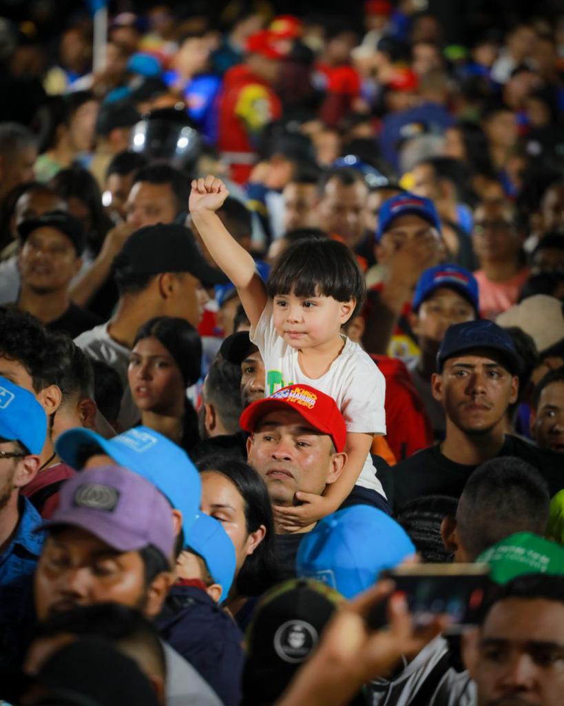 Victoria histórica para la Revolución Bolivariana! 285 alcaldías ganadas con el voto del pueblo. Felicitaciones a la Juventud venezolana por su liderazgo. #ConChávezSiempreInvictos #CHCh