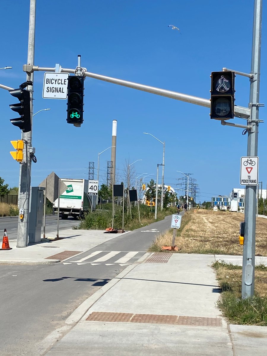TO_Cycling_Ped's tweet image. Bicycle signals have been installed at the Commissioners Street and Munition Street intersection to facilitate safe access to Biidaasige Park. People cycling should stop at the painted stop bar when their signal is red, and yield to pedestrians crossing. toronto.ca/services-payme…