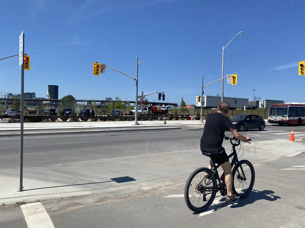 TO_Cycling_Ped's tweet image. Bicycle signals have been installed at the Commissioners Street and Munition Street intersection to facilitate safe access to Biidaasige Park. People cycling should stop at the painted stop bar when their signal is red, and yield to pedestrians crossing. toronto.ca/services-payme…