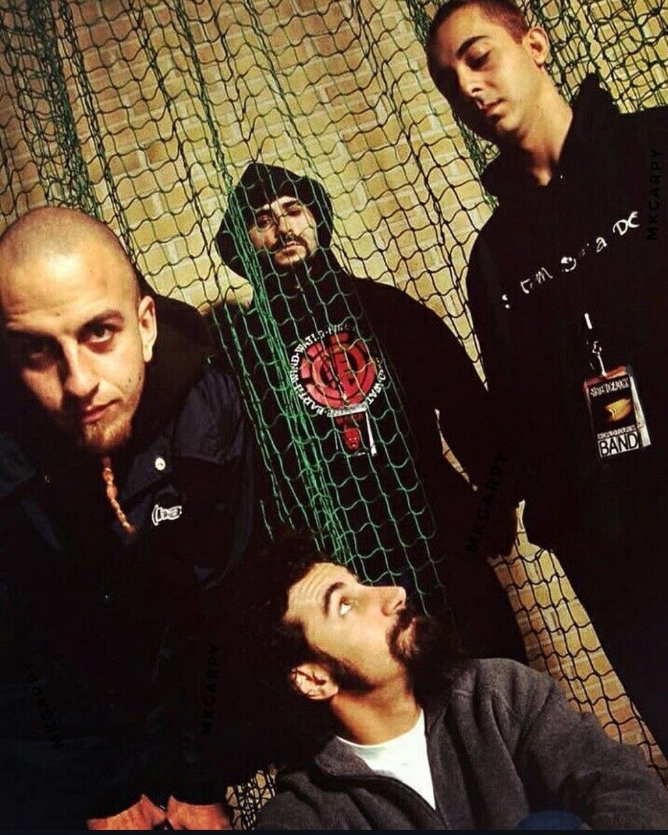 SM00NIS's tweet image. why are they staring at serj like that