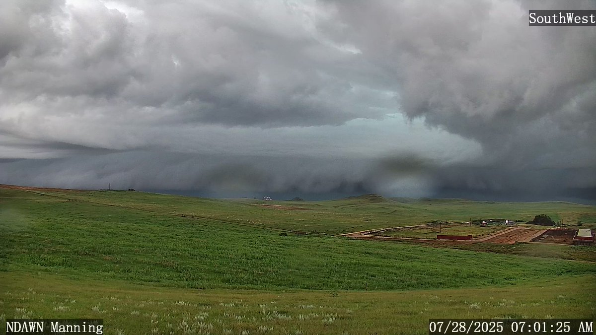 DarylRitchison's tweet image. A couple of drops on the lens, but an impressive shelf cloud via the camera @NDAWNmesonet Manning. #ndwx #severe #shelfcloud
