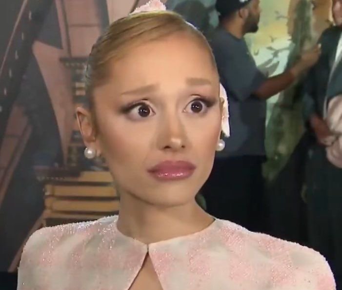 veegoth's tweet image. ariana looks ugly now