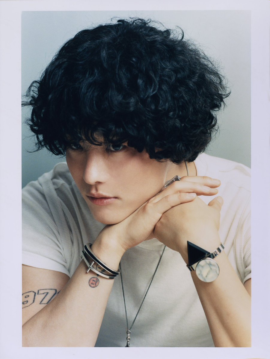 포토이즘 가면 형광색이랑 무지개색으로 된 이런 가발 널림.