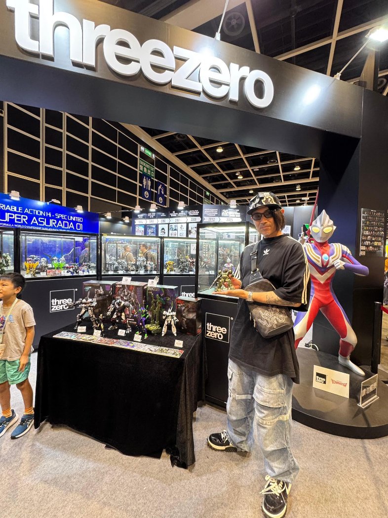threezeroHK's tweet image. 【threezero 香港動漫電玩節 2025】
日本著名模型師Naoki到訪threezero ACGHK2025 展位! Naoki老師負責ROBO-DOU「眼鏡鬥犬 重舊化塗裝」的舊化塗裝色辦製作!
#threezero #animefigures #ROBODOU #VOTOMS
#ArmoredTrooperVOTOMS
#ScopedogHeavyWeatheringVersion #PrefectSoldier #SecretSociety…
