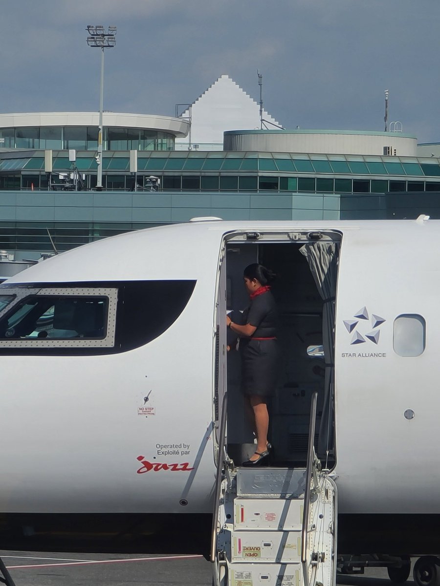 theReal_ColinB's tweet image. I took this photo during COVID.
At the time @AirCanada demanded masks be worn on all planes, at all times. My mask with a Canadian flag wasn't good enough and they supplied a cheap replacement.
It was all bull.
Clearly when no one was watching masks were never important.