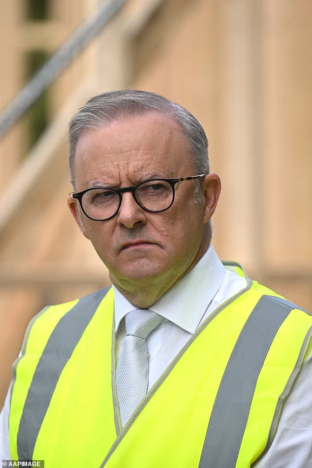 mitchell_costin's tweet image. How soul crushing is it to wake up every morning knowing THIS thing is running our country>>>>>into the ground!!! 😭😭