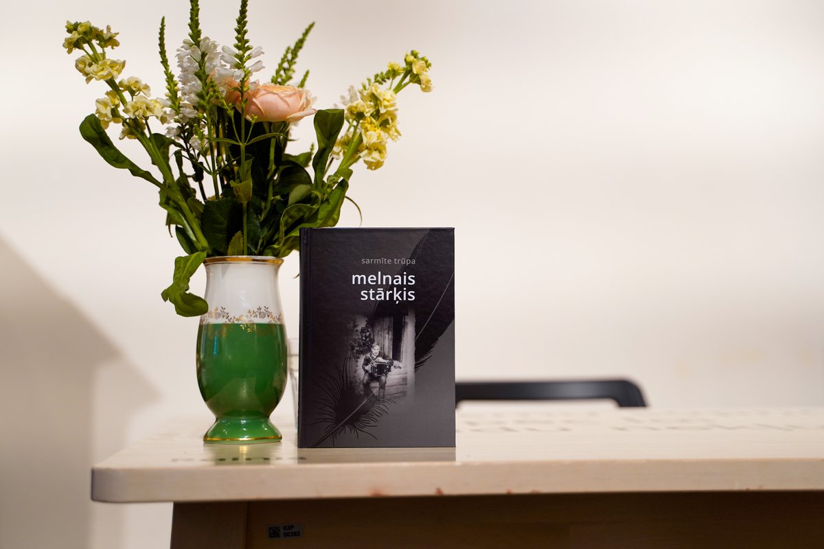 Sarmīte Trūpa ir viļānīte, kura nu jau 26 godus dzeivoj Vuocejā, tok nav pagaisynuojuse saikni ar Latgolu. Tikū <a href="/voluuda/">Latgalīšu kulturys kusteiba "Volūda"</a> izdavuse Sarmītis debejis gruomota “Melnais stārķis”, kuruos darbeiba nūteik 20. godu symta Latgolā: lakuga.lv/2025/07/28/lel…
#SIF_MAF2025