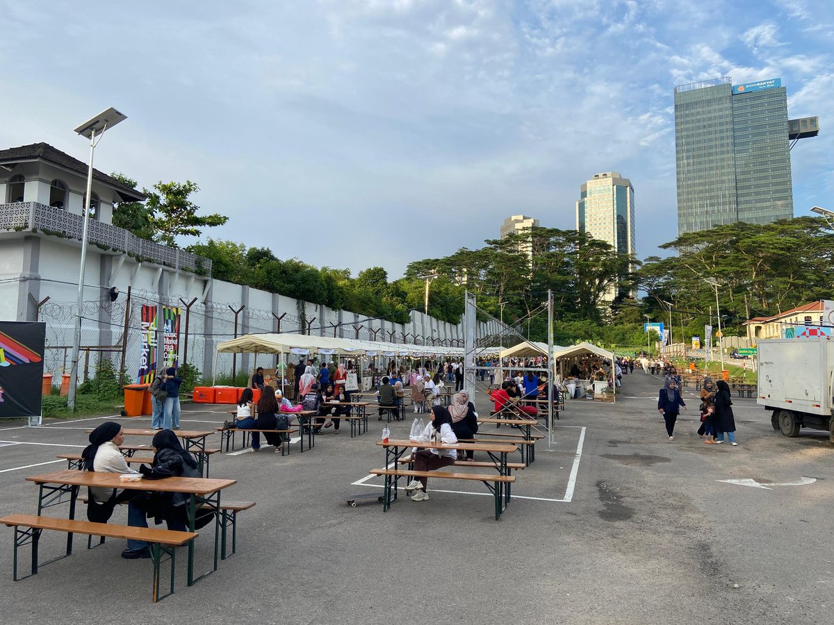 I have mix feeling about Kota Jail Johor.

When creative activities started outside, it felt great but now everything is hidden behind the wall. I felt like it defeat the purpose of placemaking from Optional Activity by Jan Gehl in relation to quality built environment.