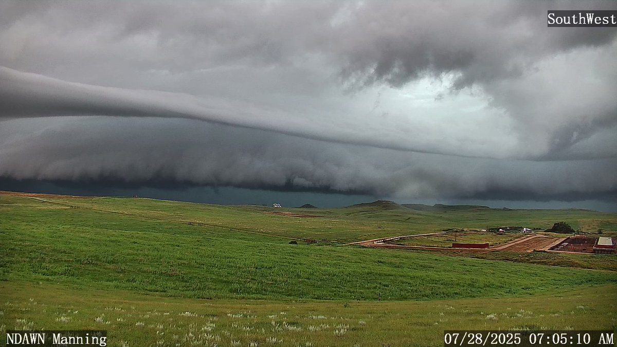 DarylRitchison's tweet image. The drops on the lens cleared off, therefore, a better view of the shelf cloud approaching @NDAWNmesonet Manning. #ndwx #severe