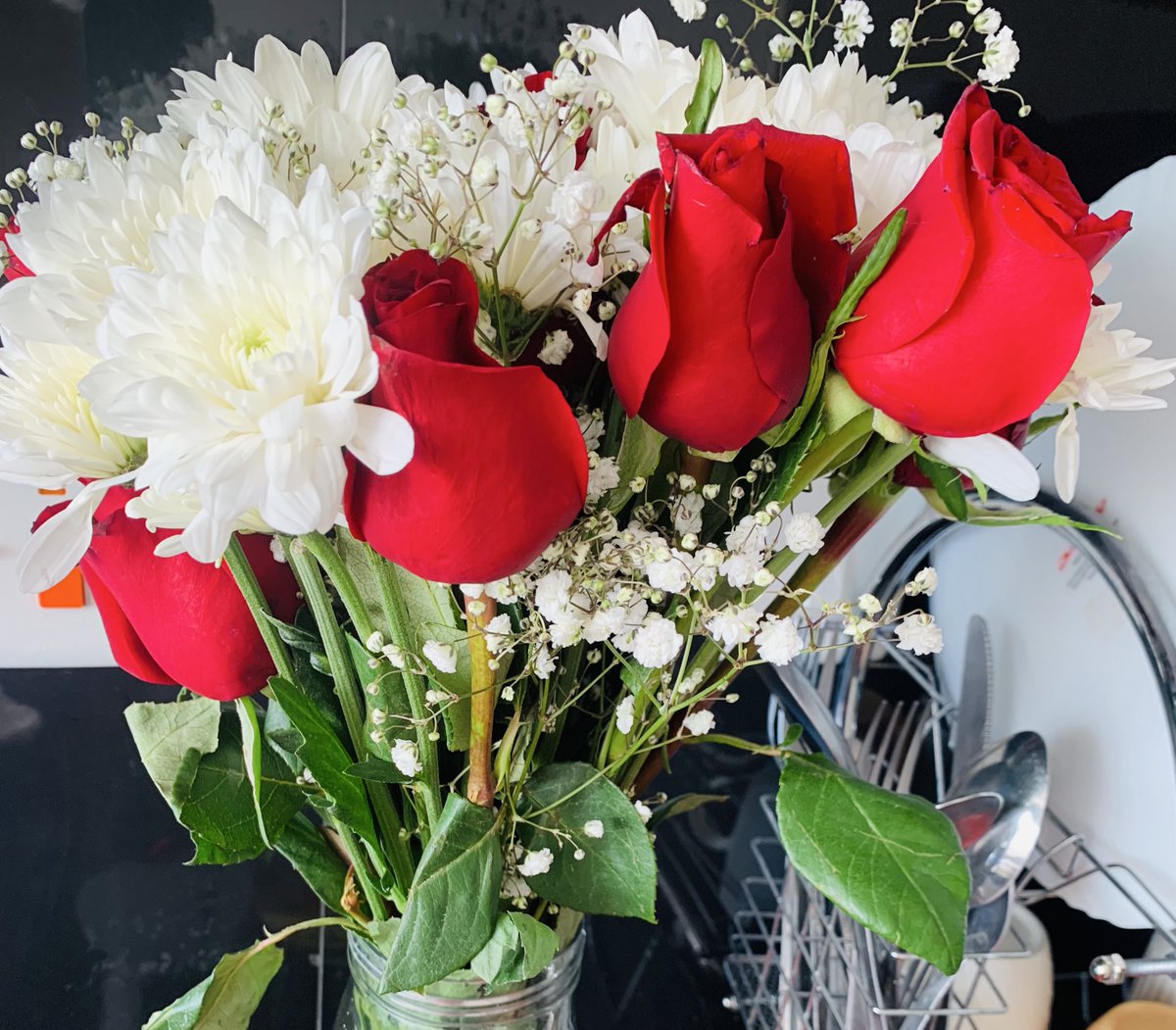 Tj254_'s tweet image. πmy sister sent me flowers today & Iβm surprised coz that heffa mean afπΉwhoeverβs crackin her he hittin it rightπππor she must like me or sumnβ¦..