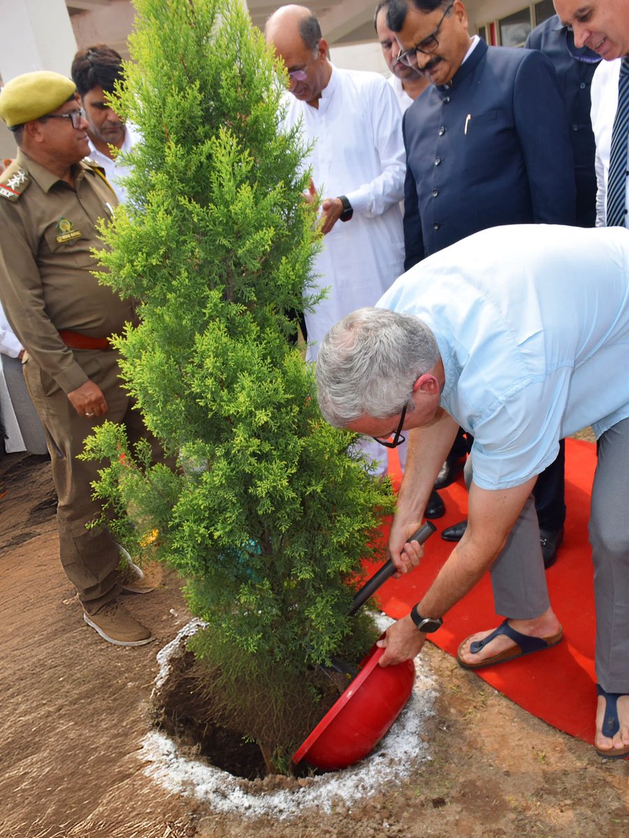 CM_JnK's tweet image. Chief Minister planted a sapling during Van Mahotsav at Jammu today. As part of this year’s campaign, one crore saplings are being planted across J&amp;amp;K to strengthen the green cover and fight climate change.