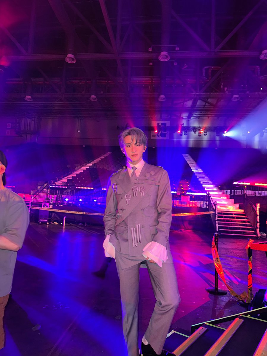 JEN0HOLIC's tweet image. bisexual lighting or can we pretend that airplanes in the night sky are like shooting stars?