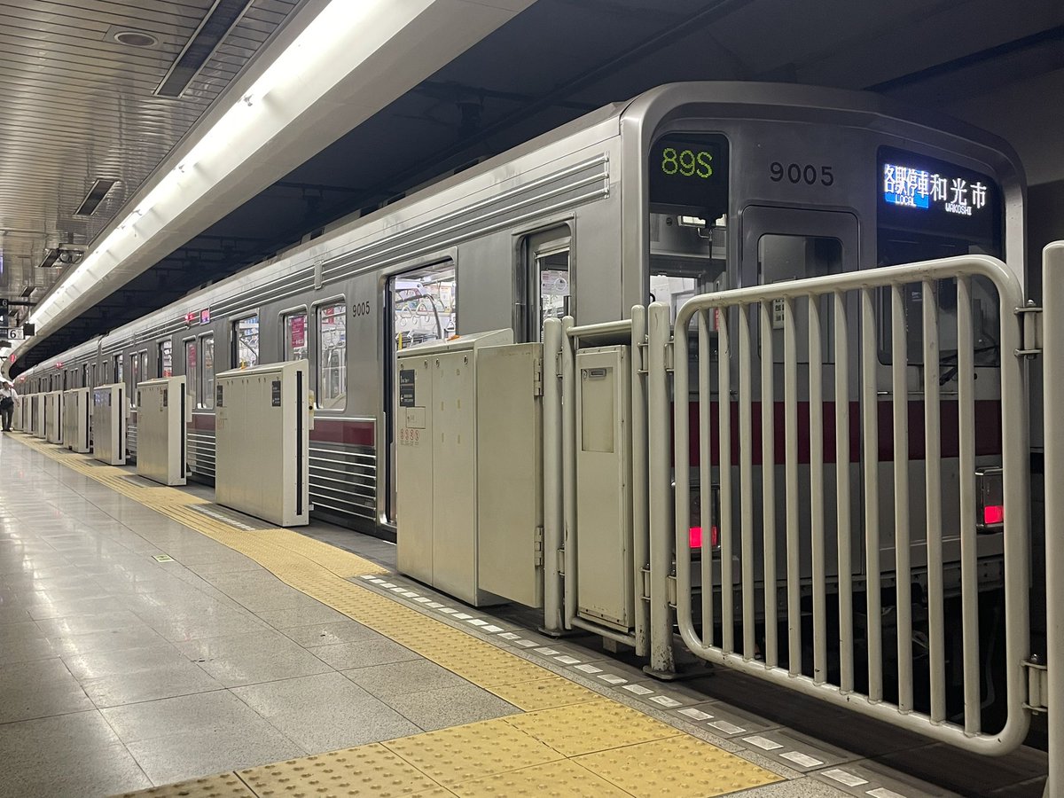 ynu_hazawa's tweet image. 新木場行きに紛れ込む池袋行き
ガラガラのホームに佇む、芋臭い東武車
幼い頃に見た「新線池袋」の景色とあまりにも一致しすぎて感動してしまった