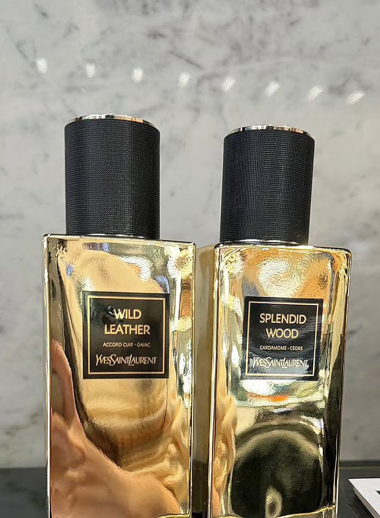 Dr__HHHH's tweet image. يوووه، يا بنات😍
اليوم بنتكلم عن مجموعة YSL Golden Middle East Series
اللي هي بصراحة شيء خيالي✨
زي ما تقولين ذهب سايل على جسمك، كل عطر فيها يصرخ فخامة وأناقة. 🖤💛 المجموعة هذي بدت سنة 2017، وكأنها صُنعت عشان البنت اللي تبي ريحة تخطف الأنفاس وتدوم طويييل! 😎 مو ثقيلة مرة، بس…