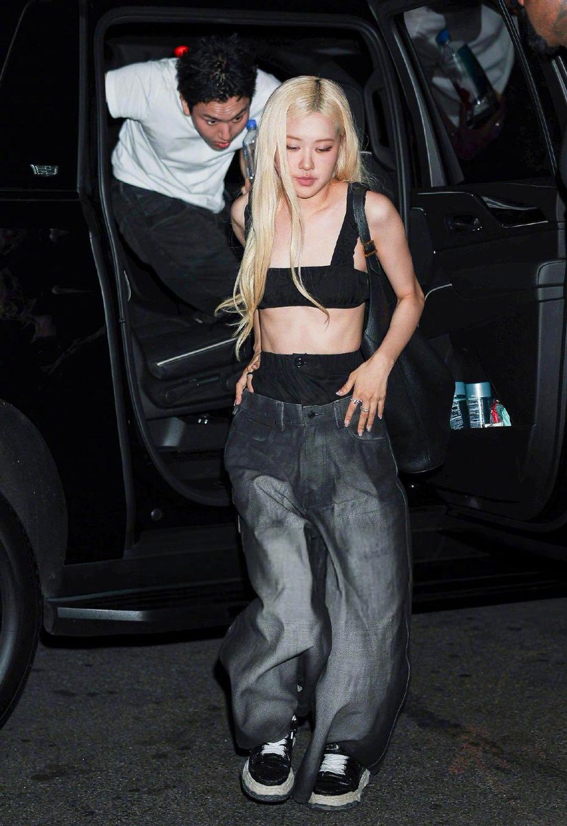 eleven_digits's tweet image. Hér abs hellaur? ✨