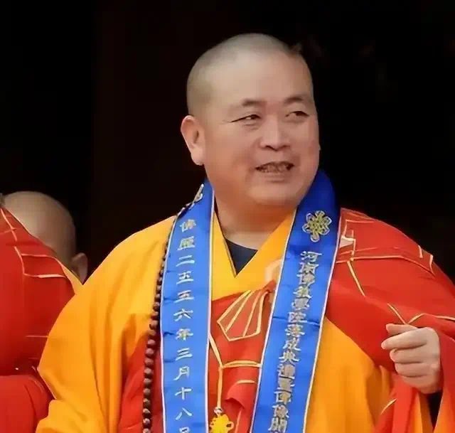 抓释永信的目的有两个：

1.财政吃紧的时候，用这少林寺的肥猪救救急！

大家都知道经济衰退的当下，寺庙是为数不多的蓬勃向上的产业。去年就有地方政府向寺庙借钱纾困的新闻。释永信这头“猪”价值应该不小！

2.敲打一下那些有信仰的人士。