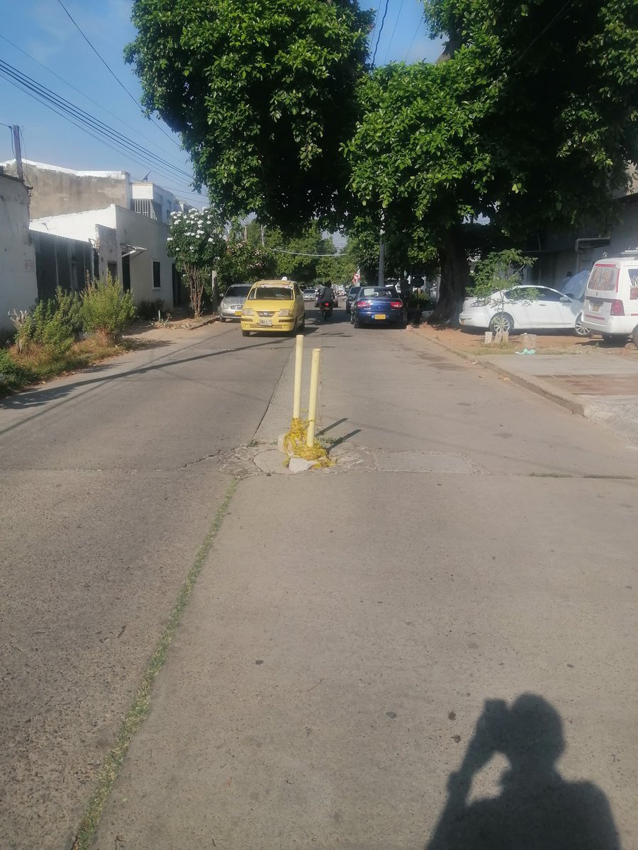 Mala señal. Calle 13C entre carreras 14 y 15. Manjol dañado <a href="/EmduparESP/">Emdupar S.A-E.S.P</a>.