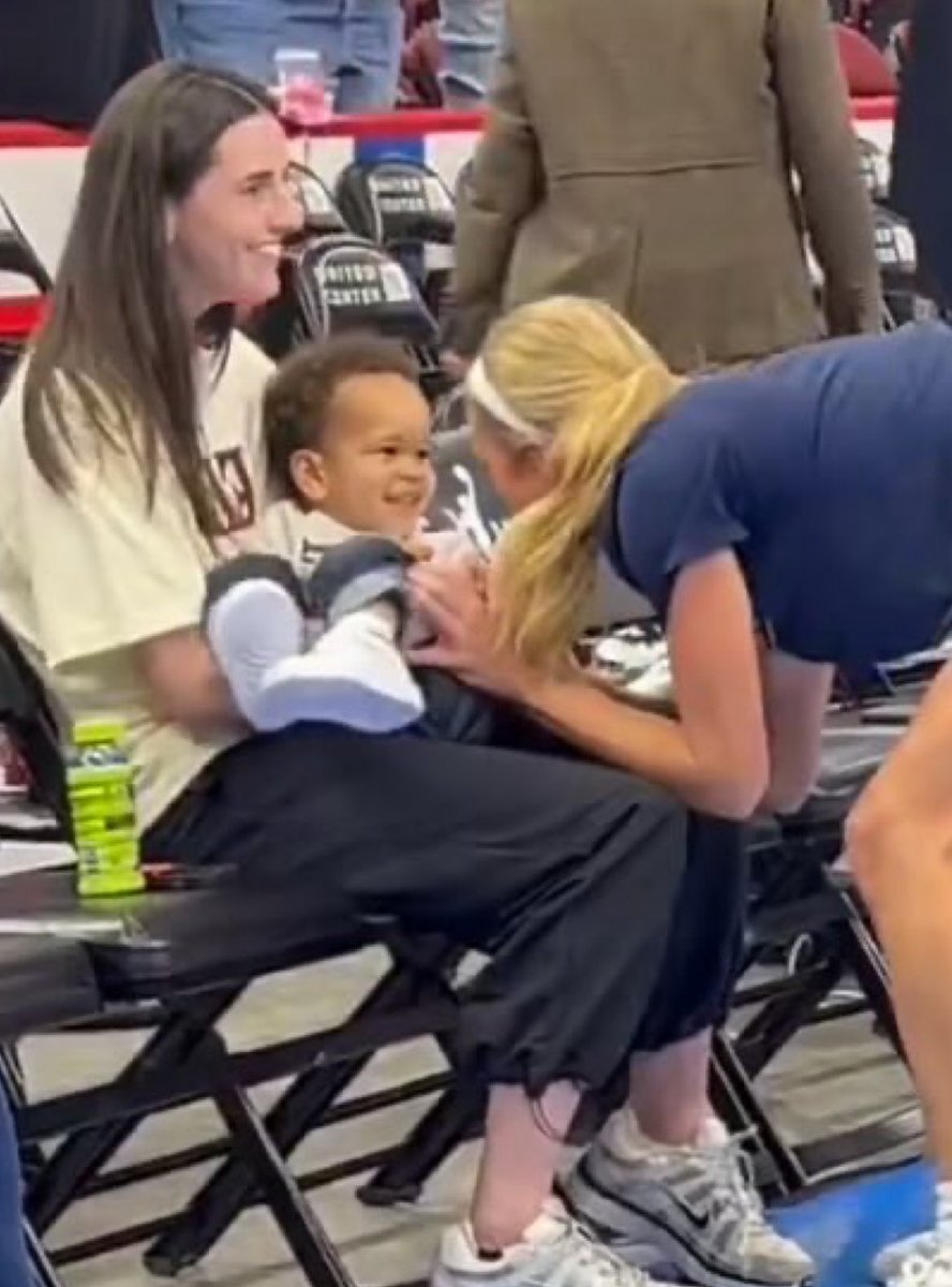 TheDribble_XLIV's tweet image. BREAKING***
Current Las Vegas odd makers has Caitlin Clark as top pick at +510 as # 1 WNBA player to choose pregnancy over next season in the league. Other players include teammate, Lexi Hall, longshot A‘ja Wilson and Angel Reese (immediately after Clark announces +530)